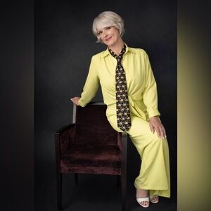 💯% silk This is a classic coloured tie. I love the kind of geometric design.